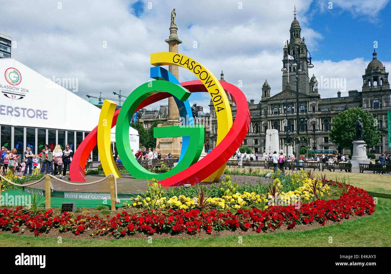 Glasgow 2014 XX Giochi del Commonwealth il logo del marchio in George Square Glasgow con Superstore sinistra e Glasgow City Council building Foto Stock