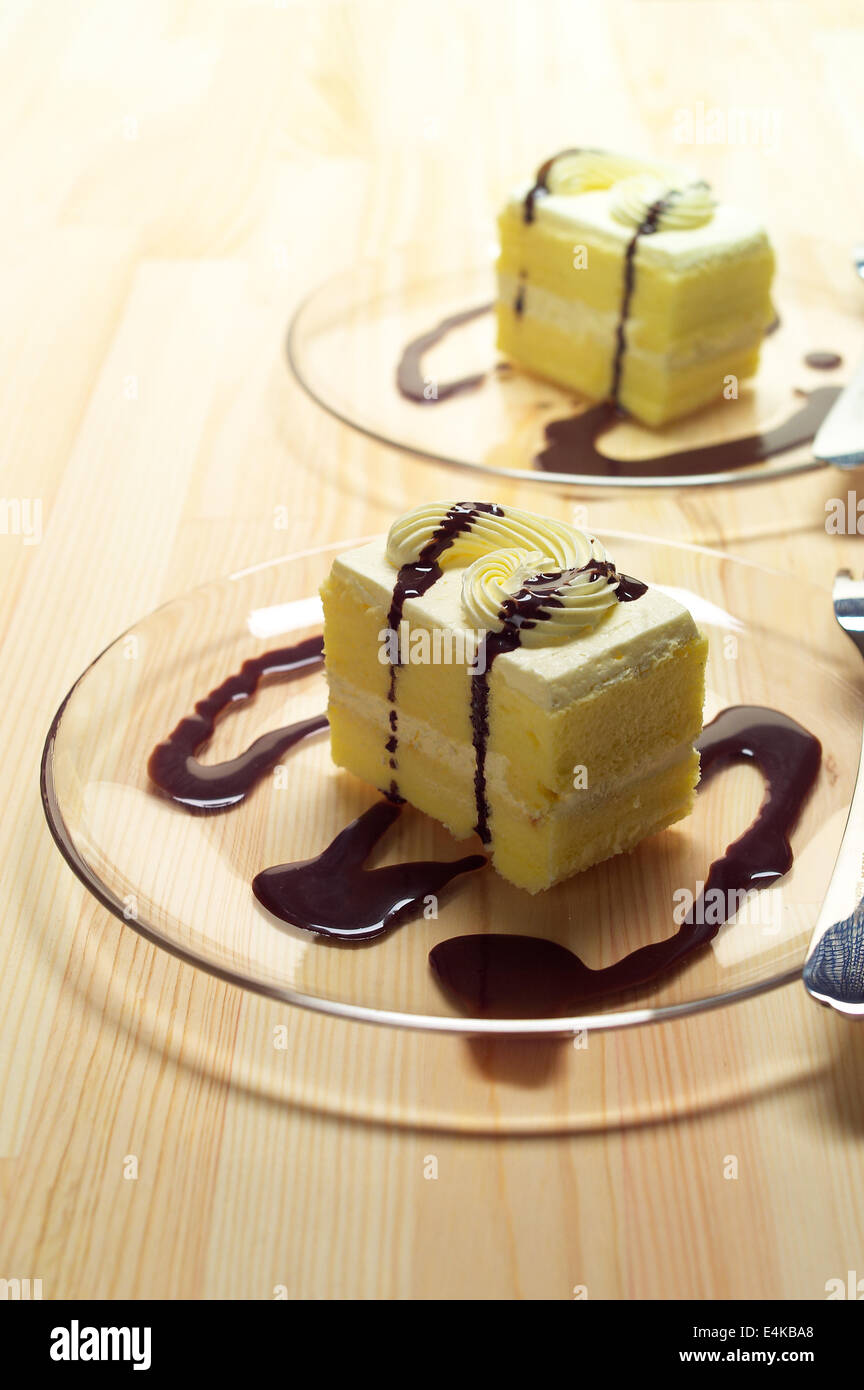 Panna fresca torta closeup con salsa di cioccolato Foto Stock