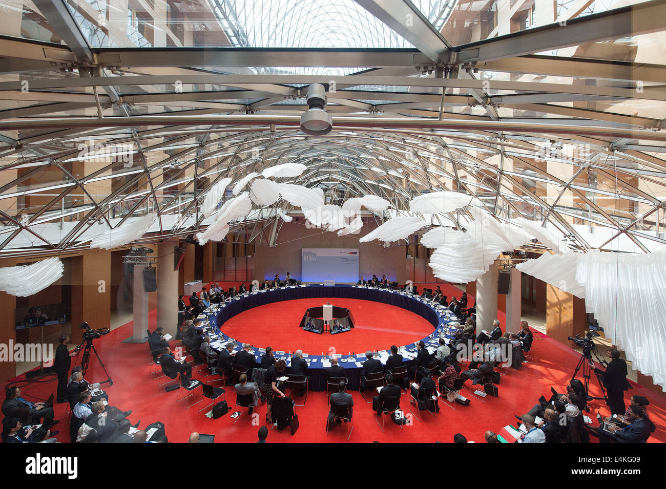 I partecipanti conferiscono al quinto clima di Petersberg il dialogo a Berlino, Germania, 14 luglio 2014. L'incontro con i delegati di 35 paesi prepara il Vertice Onu sul clima in Perù. Foto: Maurizio Gambarini/dpa Foto Stock