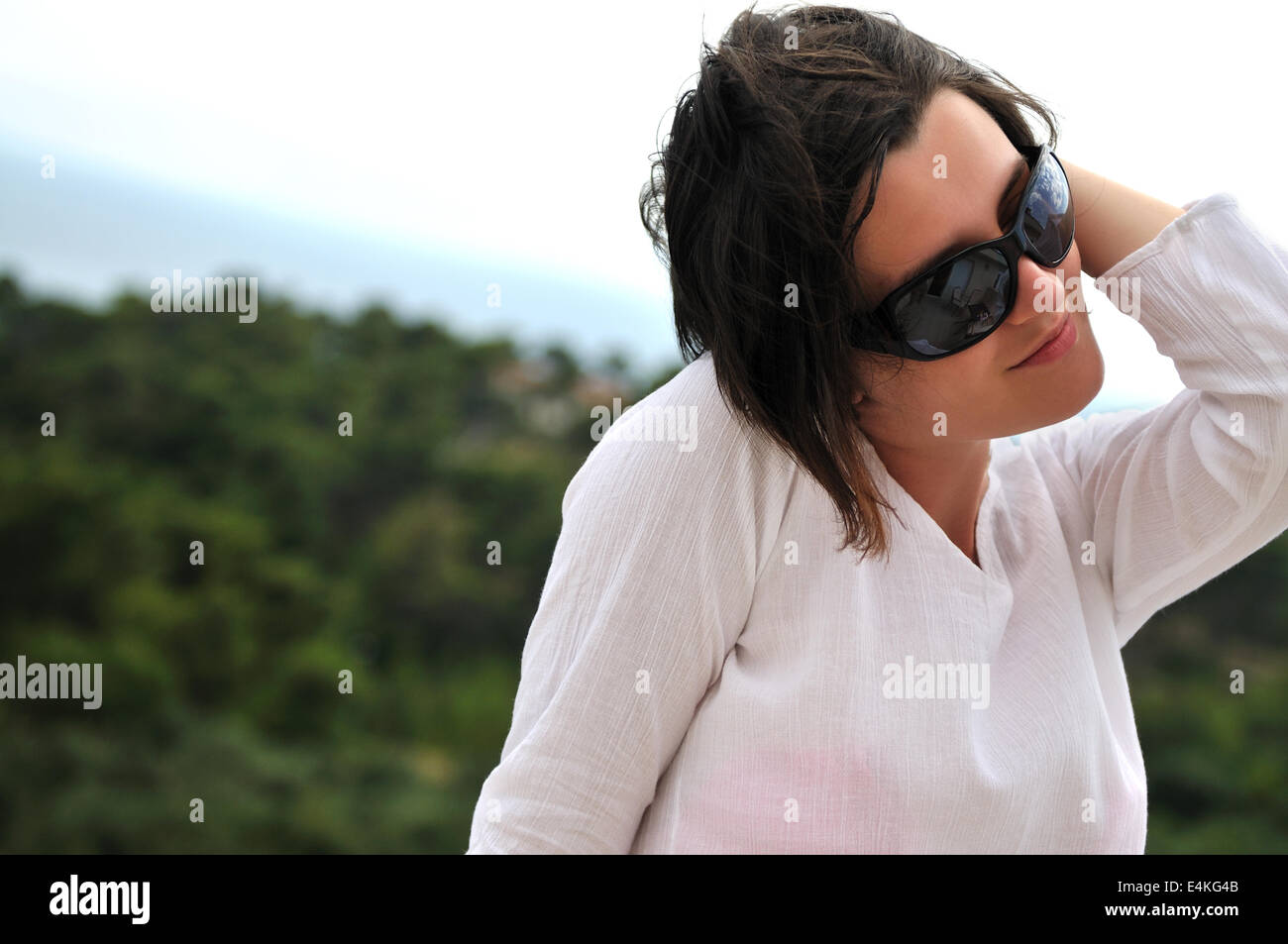Giovane donna graziosa godendo il sole Foto Stock