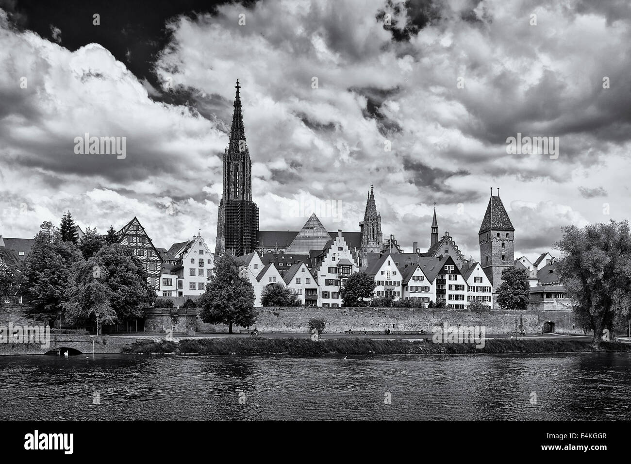 Lungomare storico di Ulm, Germania, in bianco e nero. Foto Stock
