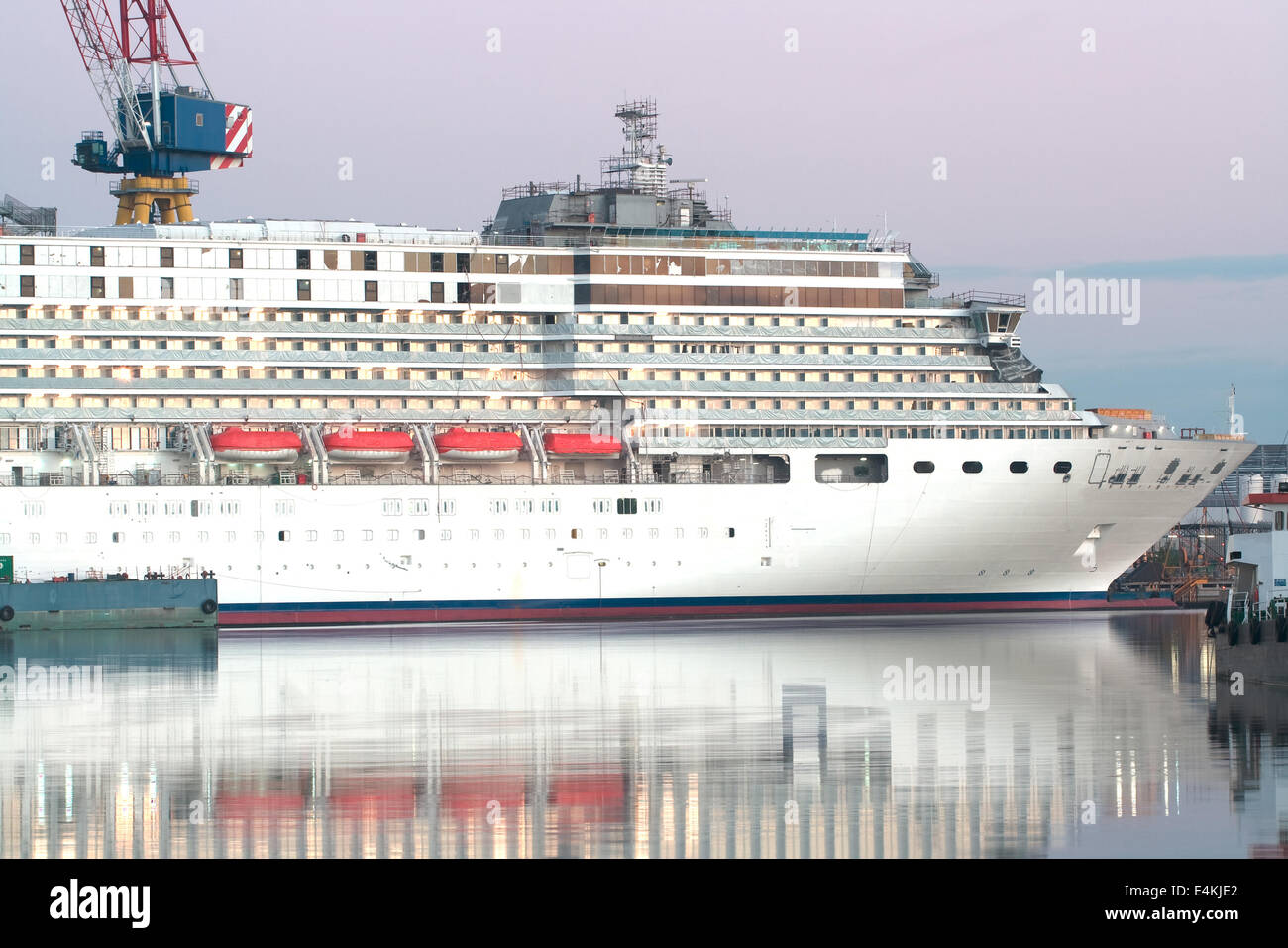 Cruiser liner su Dockyard Foto Stock