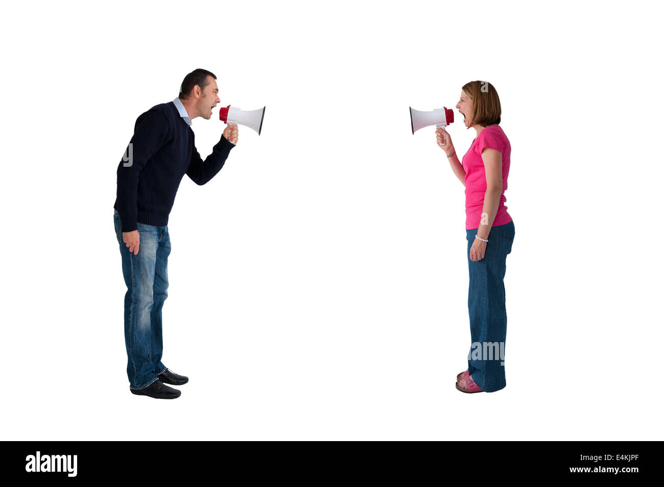 L uomo e la donna sostenendo utilizzando megafono bullhorn isolato su bianco - Concetto di conflitto Foto Stock