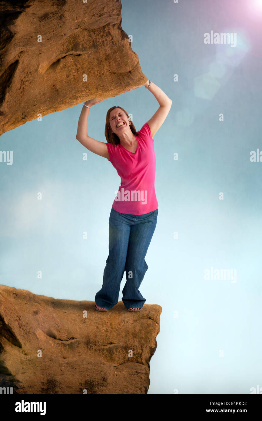 La donna ha sottolineato e vincolato intrappolato da un pesante peso - catturati tra una roccia e un posto difficile o spot Foto Stock