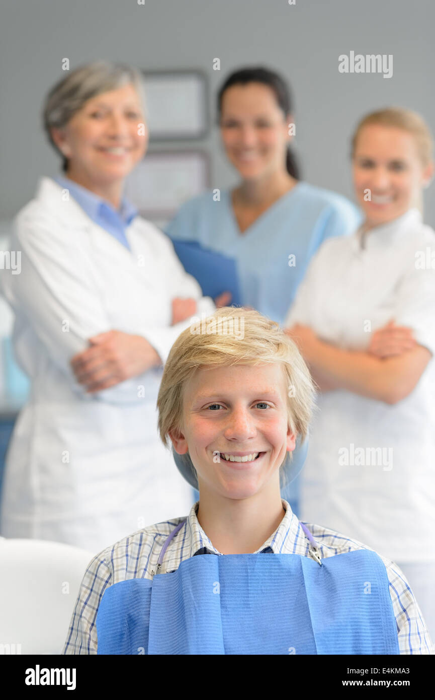 Paziente adolescente professional team dentista checkup in chirurgia dentale Foto Stock