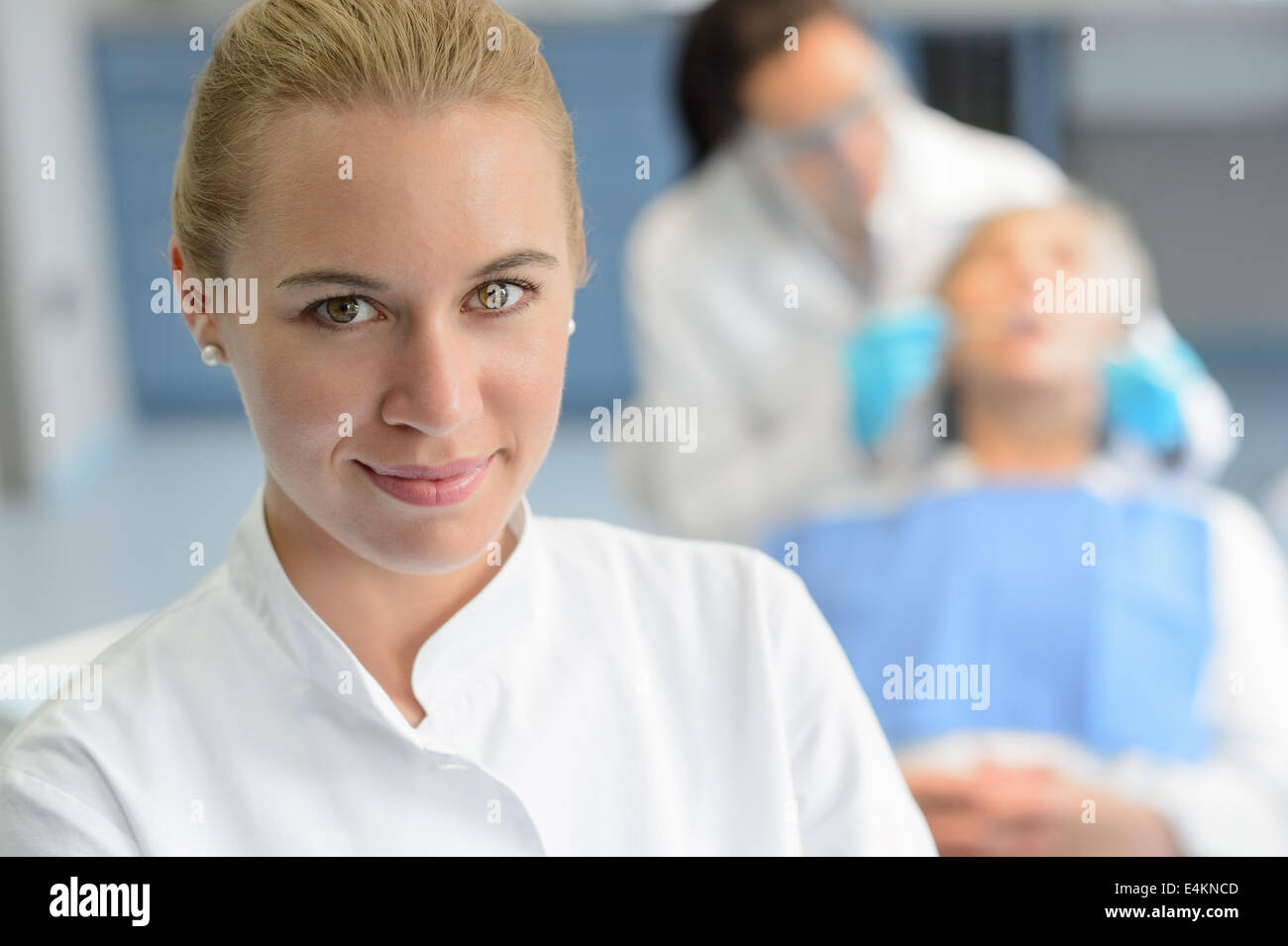 Assistente dentale closeup guardando la telecamera professionale di dentista checkup paziente donna Foto Stock