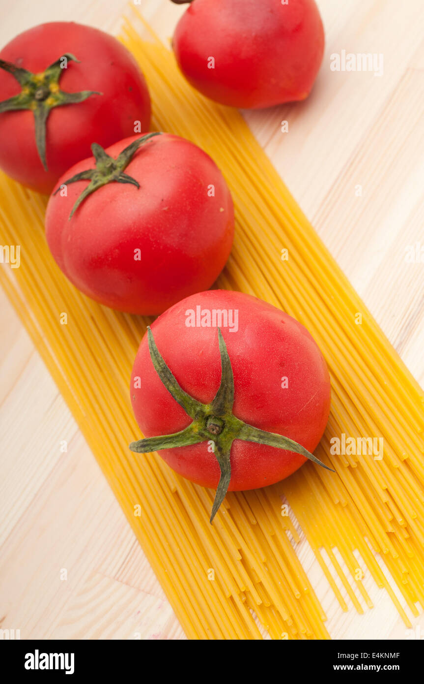 Pomodori freschi e gli spaghetti Foto Stock