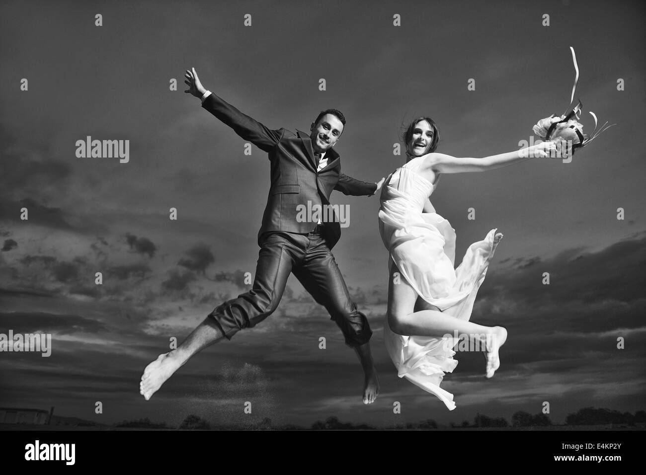 Romantico matrimonio sulla spiaggia al tramonto Foto Stock