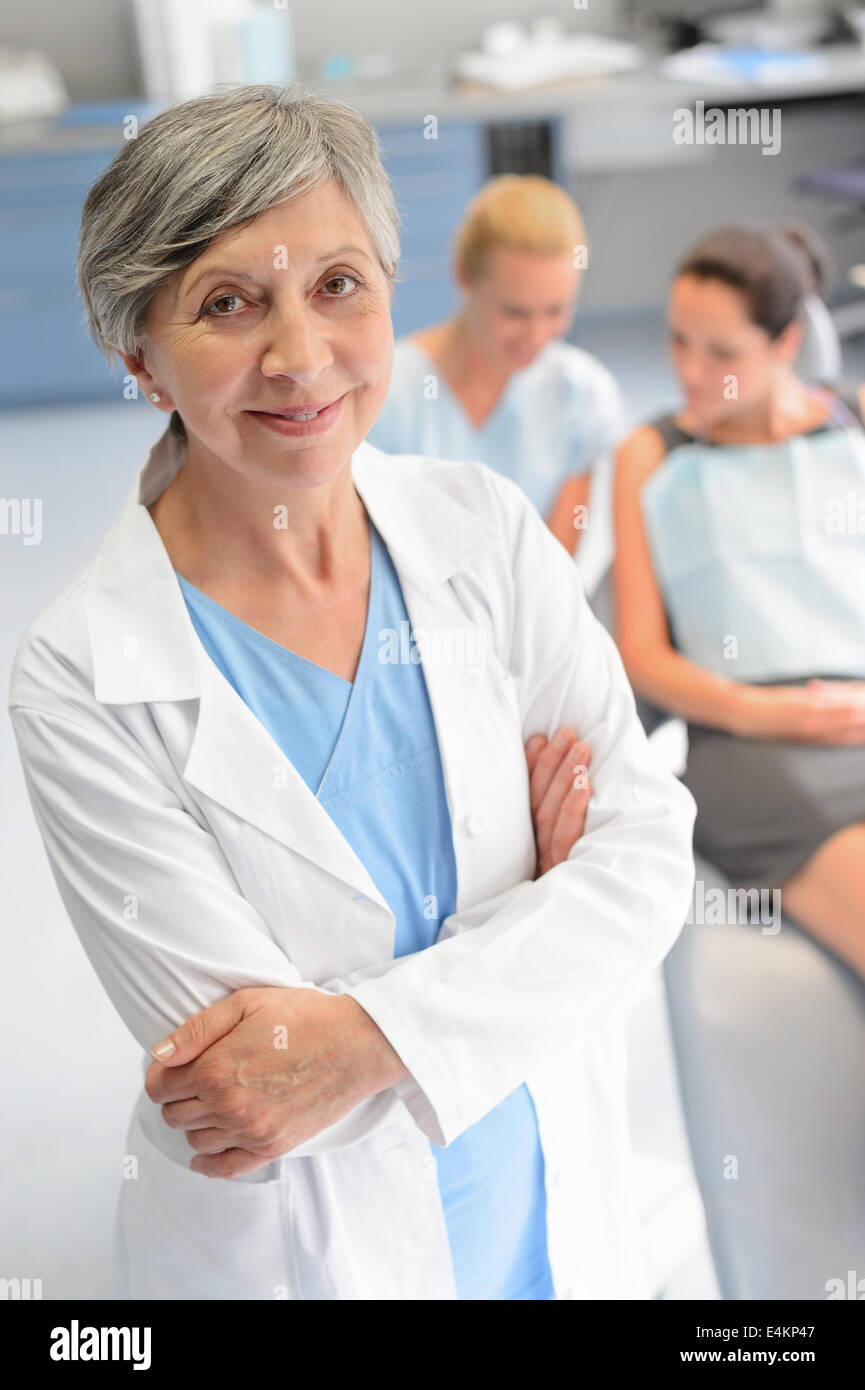 Professional odontoiatra chirurgo donna assistant con paziente presso la clinica dentale Foto Stock