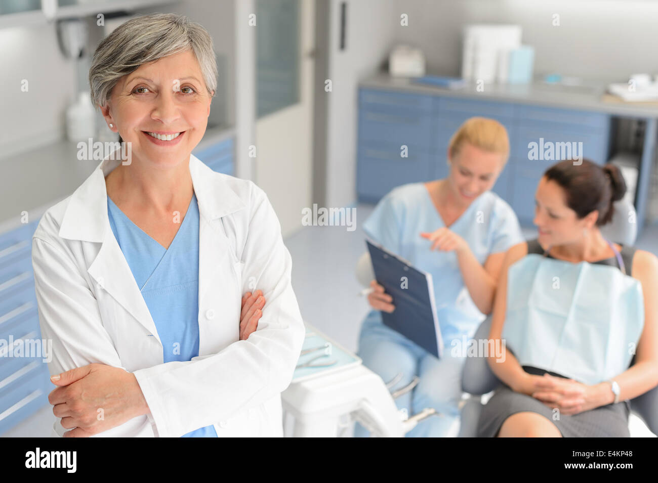Professional dentista paziente donna di consultazione con assistente in chirurgia dentale Foto Stock