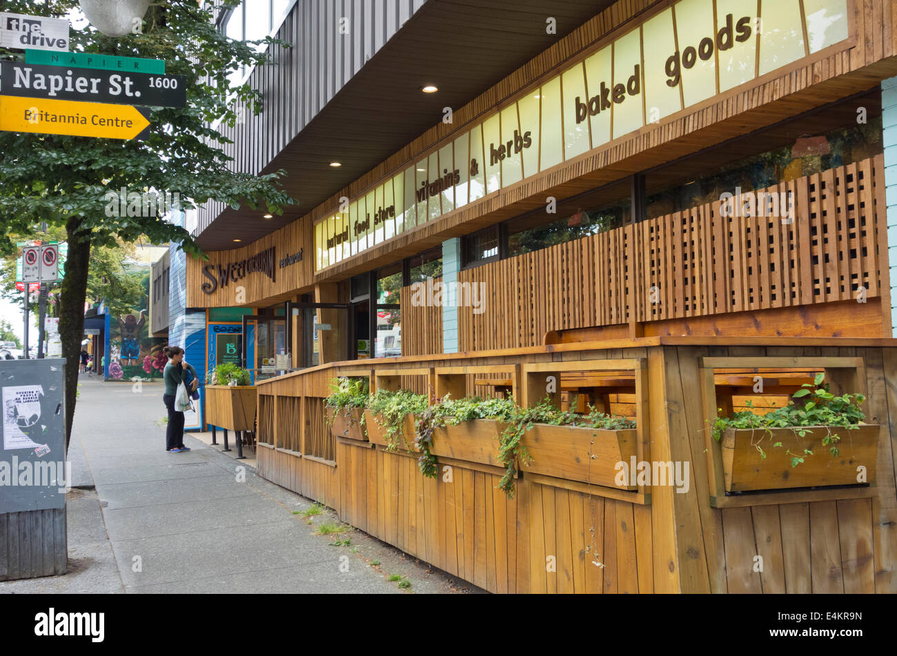 Esterno del dolce naturale Cherubini il negozio di alimentari e ristorante in unità commerciali in East Vancouver. Le tabelle sul patio. Foto Stock