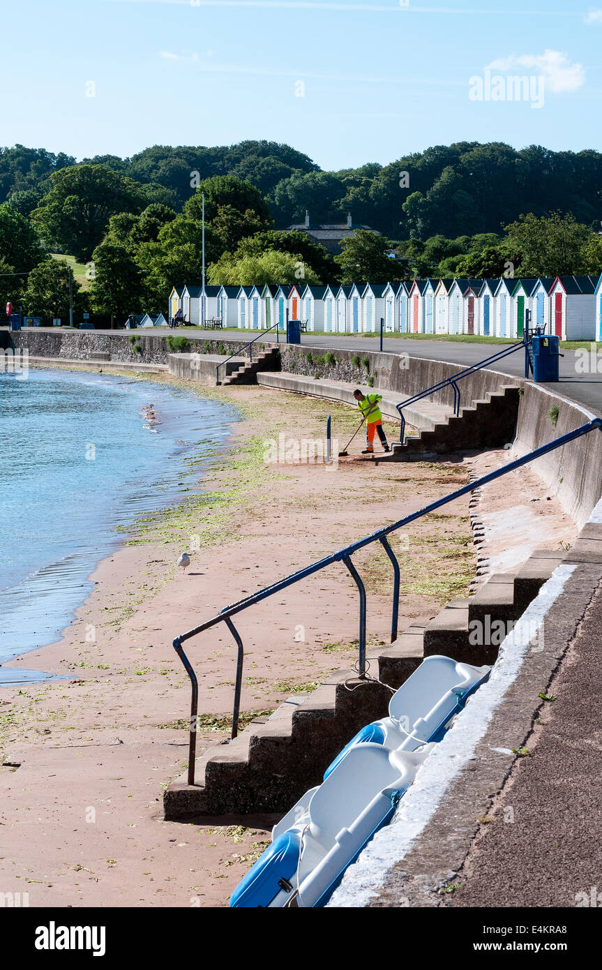 Spazzare la spiaggia a Broadsands,,Paignton Torbay,Devon,beach, luminoso broadsands, cabina, costa, colore, colorata, devon, porte, h Foto Stock