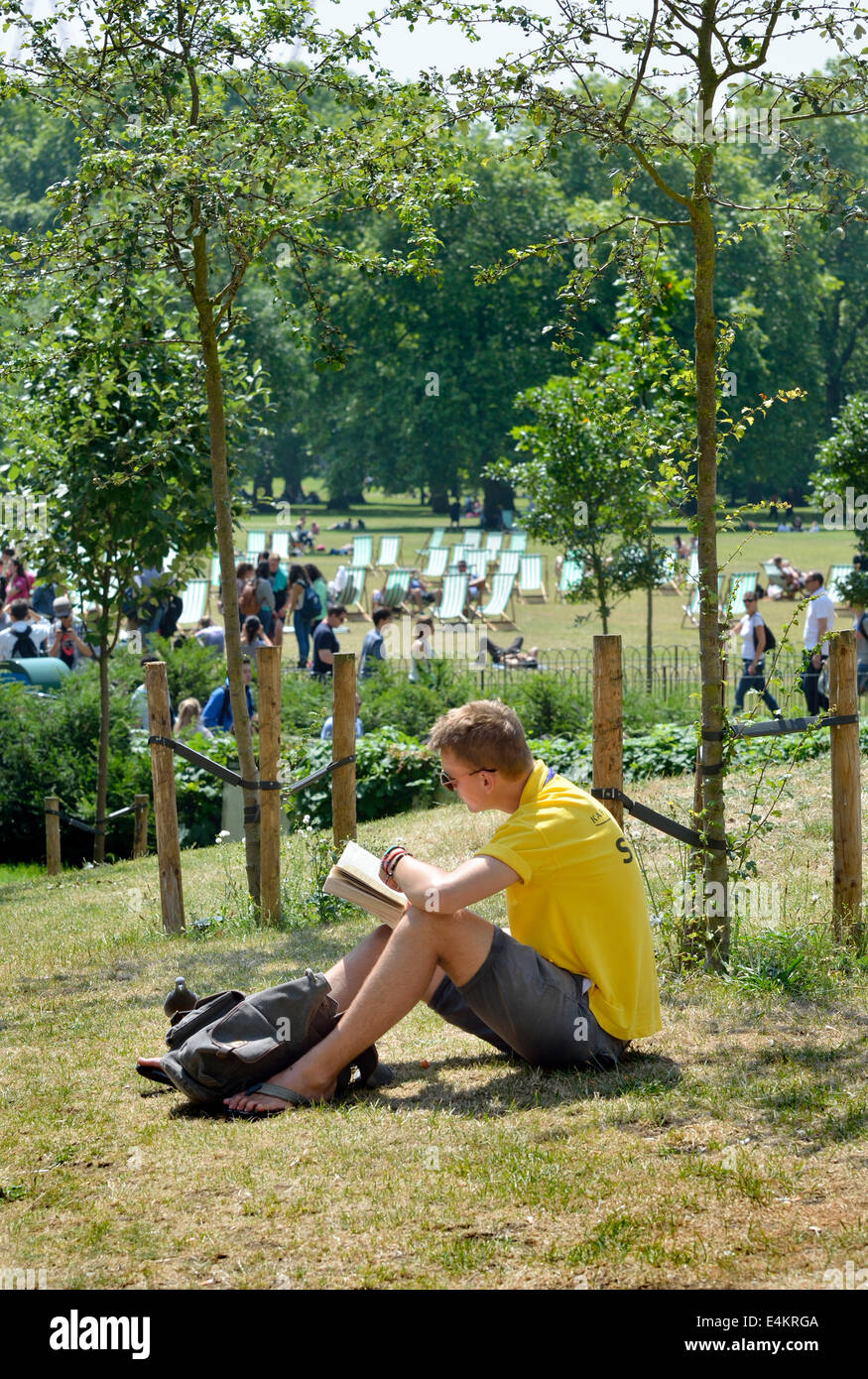 Londra, Inghilterra, Regno Unito. Green Park - persone rilassante sotto il sole Foto Stock