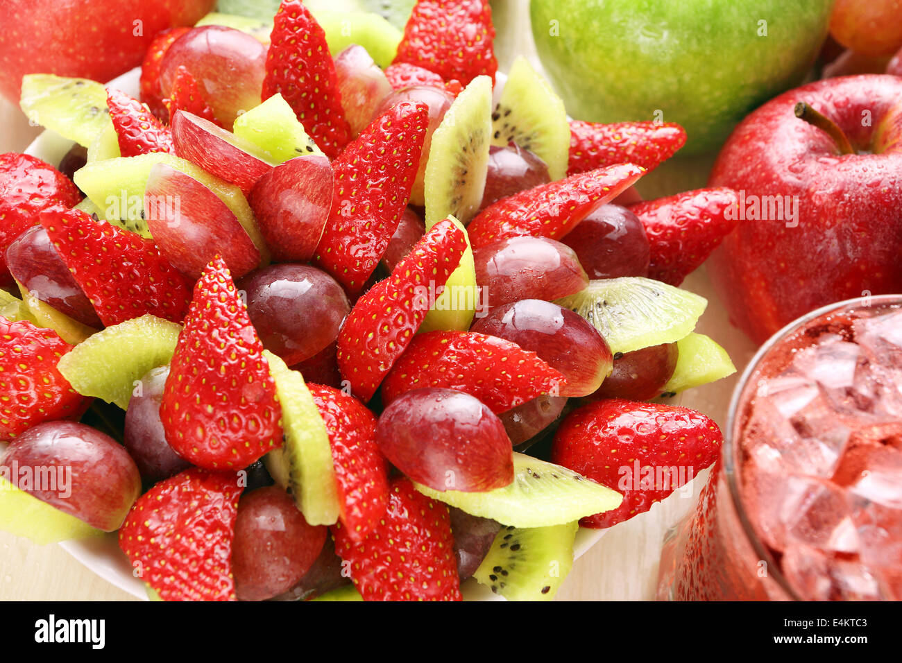 Una sana insalata di frutta con uva fragola mela e kiwi - una sana prima colazione Foto Stock