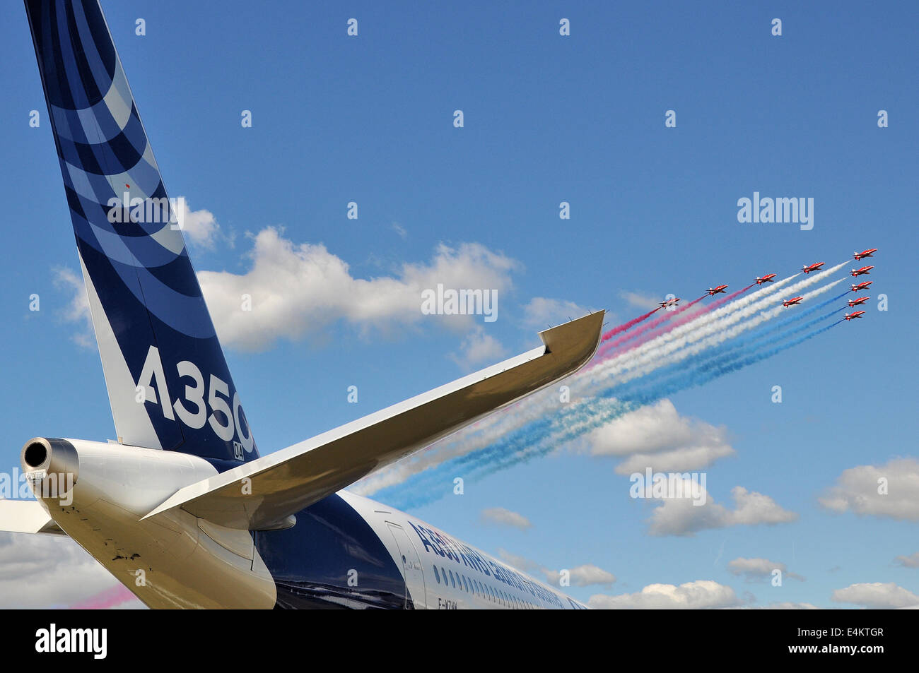 Il Farnborough Airshow internazionale è stato aperto da un flypast dalla RAF display del team le frecce rosse su nuovo Airbus A350 aereo di linea Foto Stock