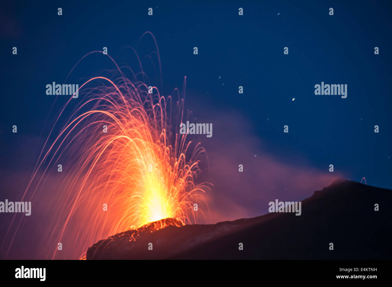 Eruzione di Stromboli vista dalla punta dei Corvi Ginostra, Isole Eolie, Messina, Sicilia, Italia, Europa Foto Stock