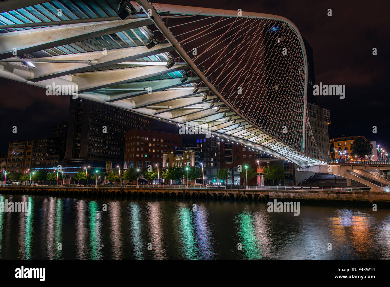 Ponte Zubizuri progettato dall'architetto Santiago Calatrava, Bilbao, Paesi Baschi Foto Stock