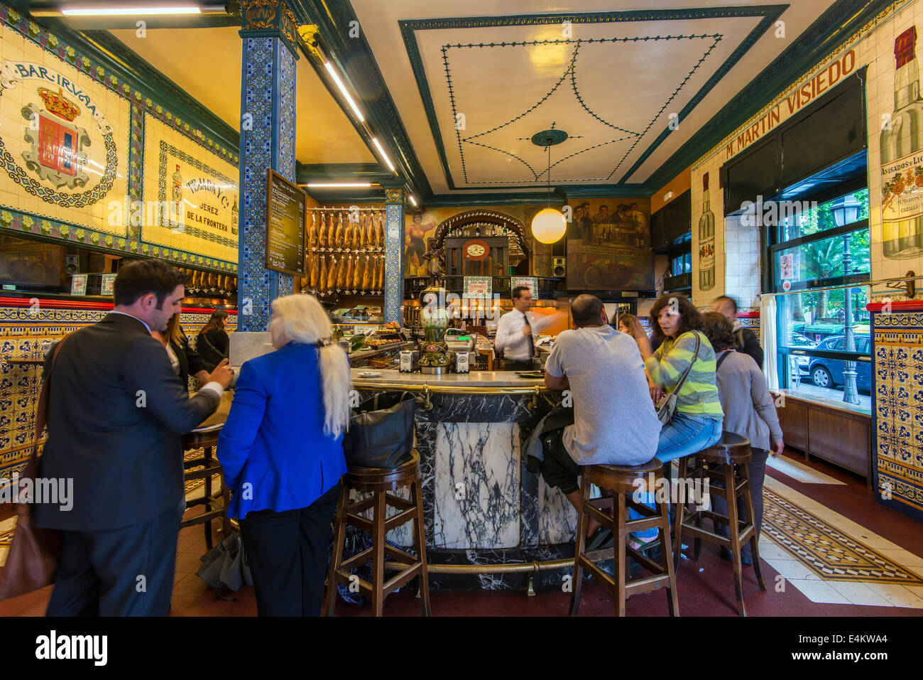 Interno del bar storico Iruna fondata nel 1903, Bilbao, Paesi Baschi Foto Stock