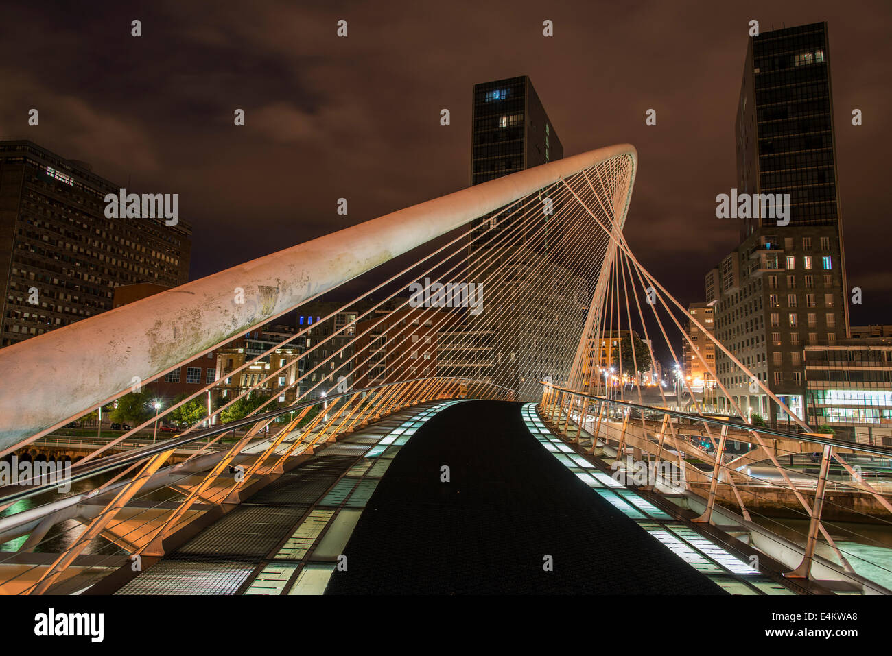 Ponte Zubizuri progettato dall'architetto Santiago Calatrava, Bilbao, Paesi Baschi Foto Stock
