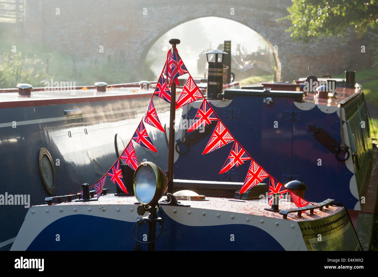 Narrowboats a Braunston storico Canal Rally sul Grand Union Canal a sunrise. Braunston, Northamptonshire, Inghilterra Foto Stock