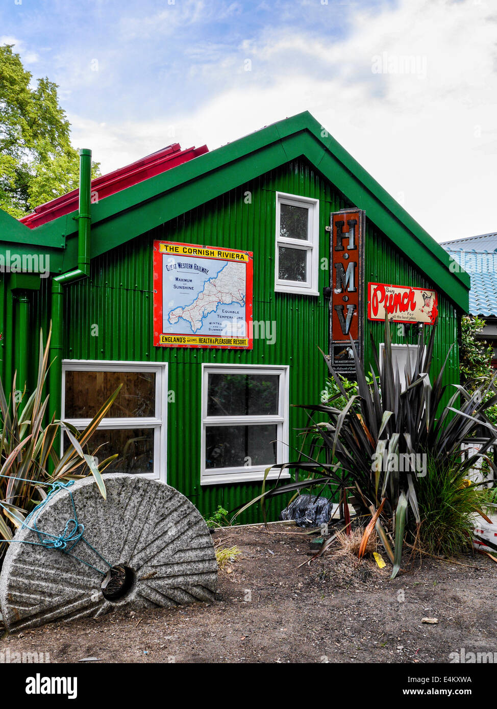 Lion Boathouse, Eel Pie Island, Twickenham, Greater London, UK - un edificio verde in ferro ondulato con vecchi annunci Foto Stock