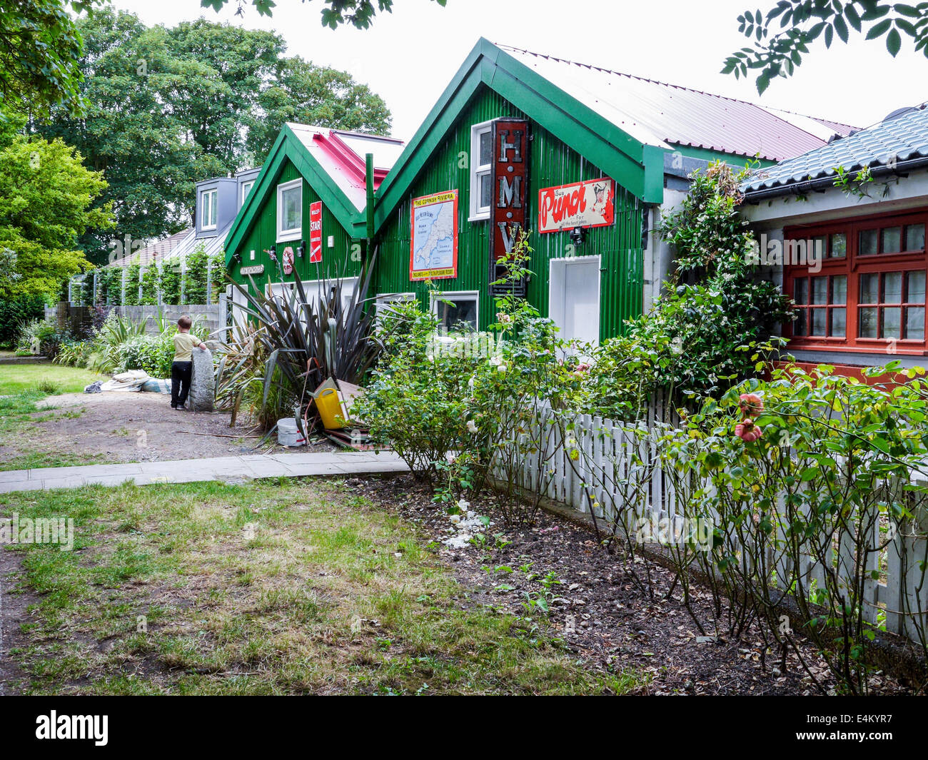 Lion Boathouse, Eel Pie Island, Twickenham, Greater London, Regno Unito. Esterno in ferro ondulato verde e bianco di recente verniciatura e vecchi cartelli pubblicitari Foto Stock