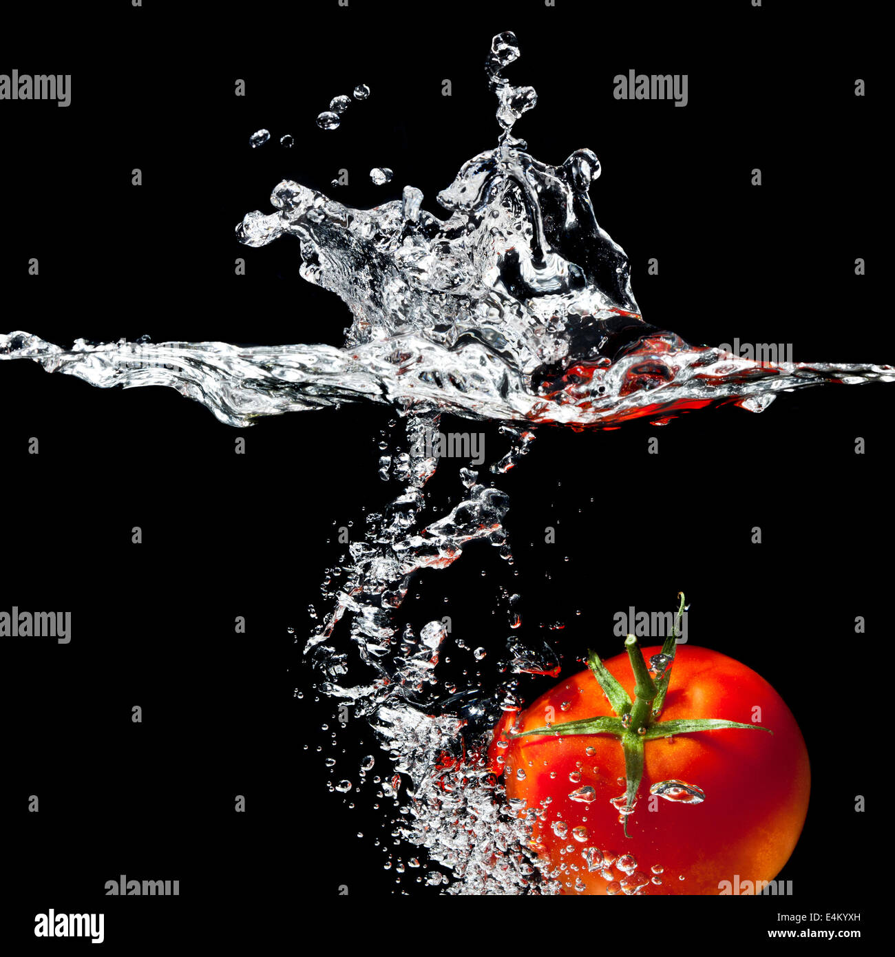 Fotografie ad alta velocità schizzi di pomodoro in acqua Foto Stock