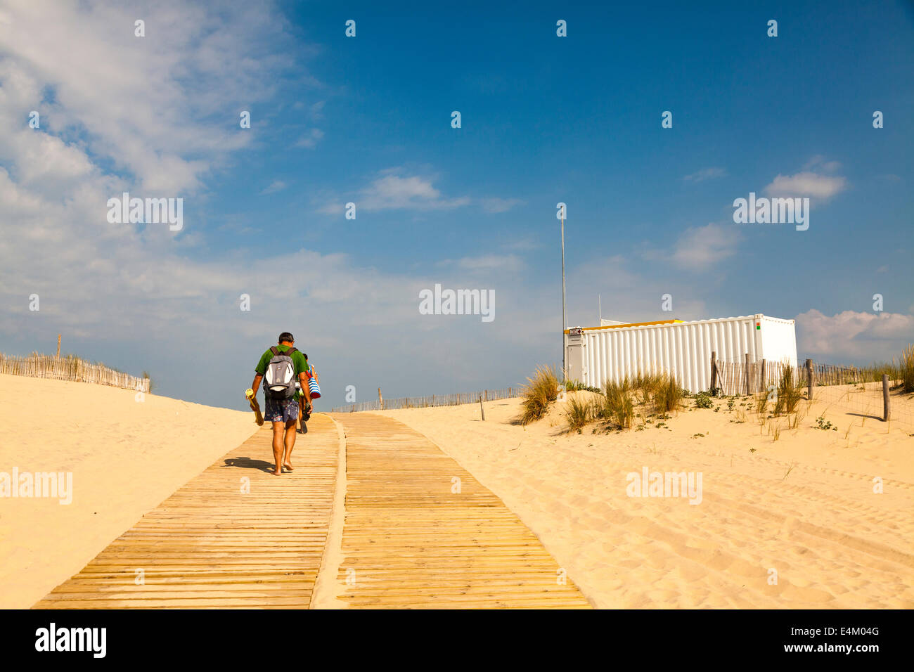 Voce al mare oltre le dune in doghe di legno beach rampa di accesso. Foto Stock