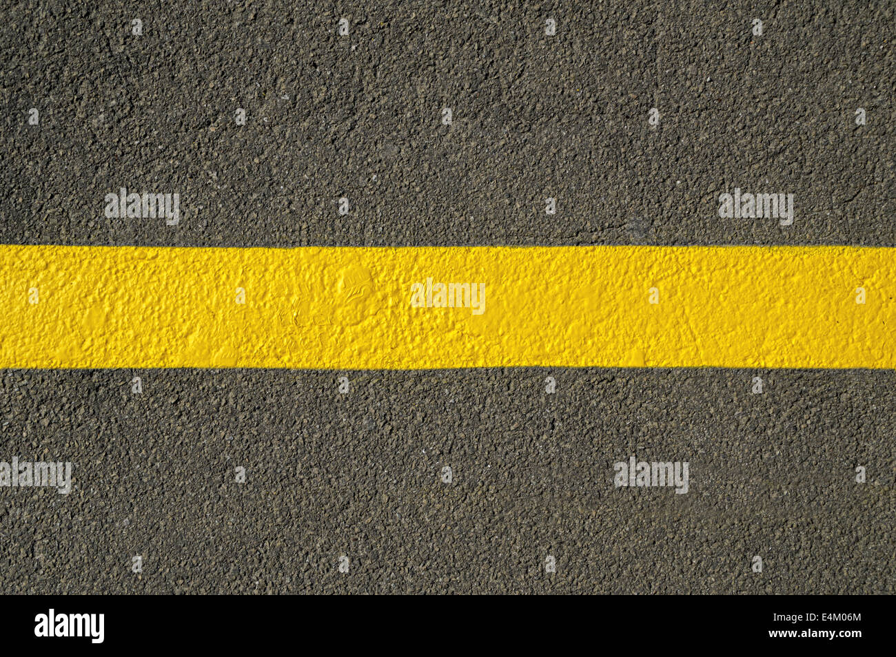 Linea gialla sul nuovo asfalto dettaglio. Foto Stock
