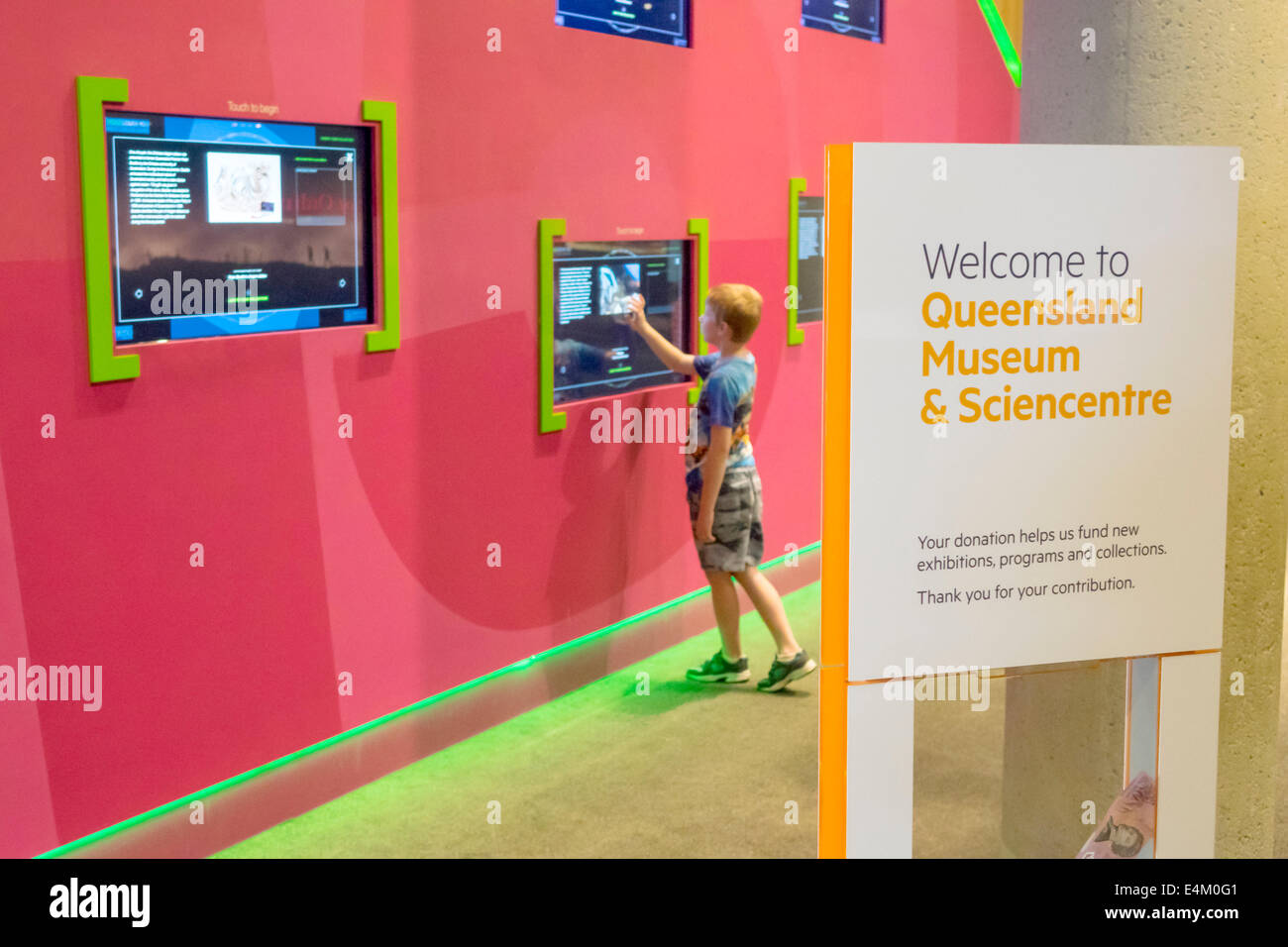 Brisbane Australia,South Brisbane,Centro Culturale,centro,Museo del Queensland & ScienceCenter,touchscreen,ragazzi,ragazzi maschi bambini bambini ragazzi Foto Stock