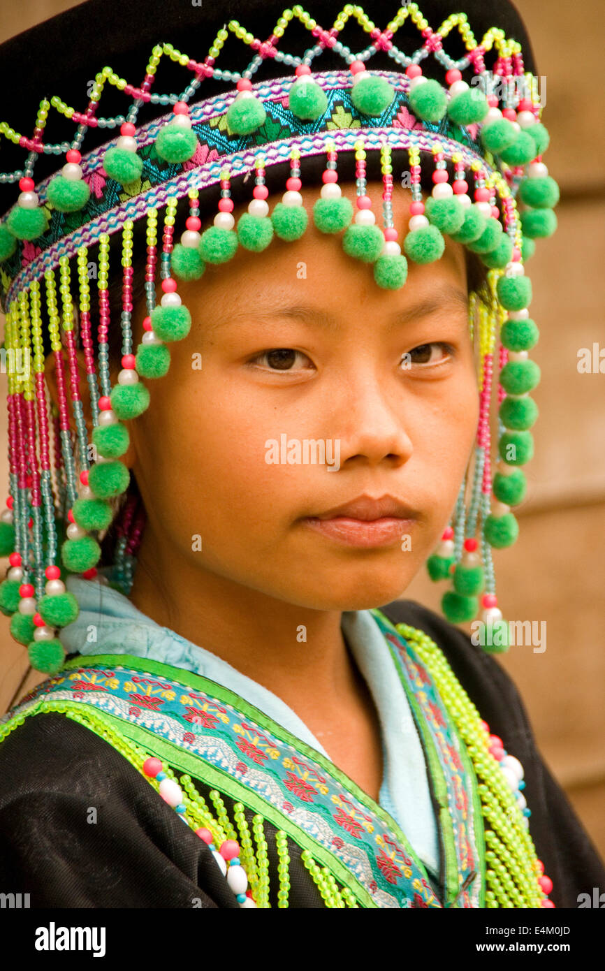 Hmong minoranza etnica ragazza di Ban Na Ouane village vicino a Luang Prabang, Laos. Foto Stock