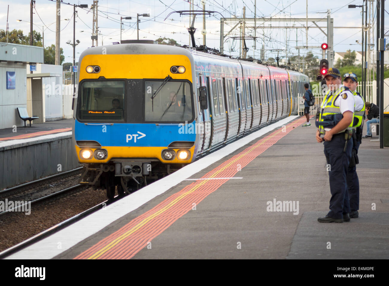 Melbourne Australia, Broadmeadows Railway Station, Metro Trains Rail Network, piattaforma, polizia, arrivo treno, AU140317027 Foto Stock