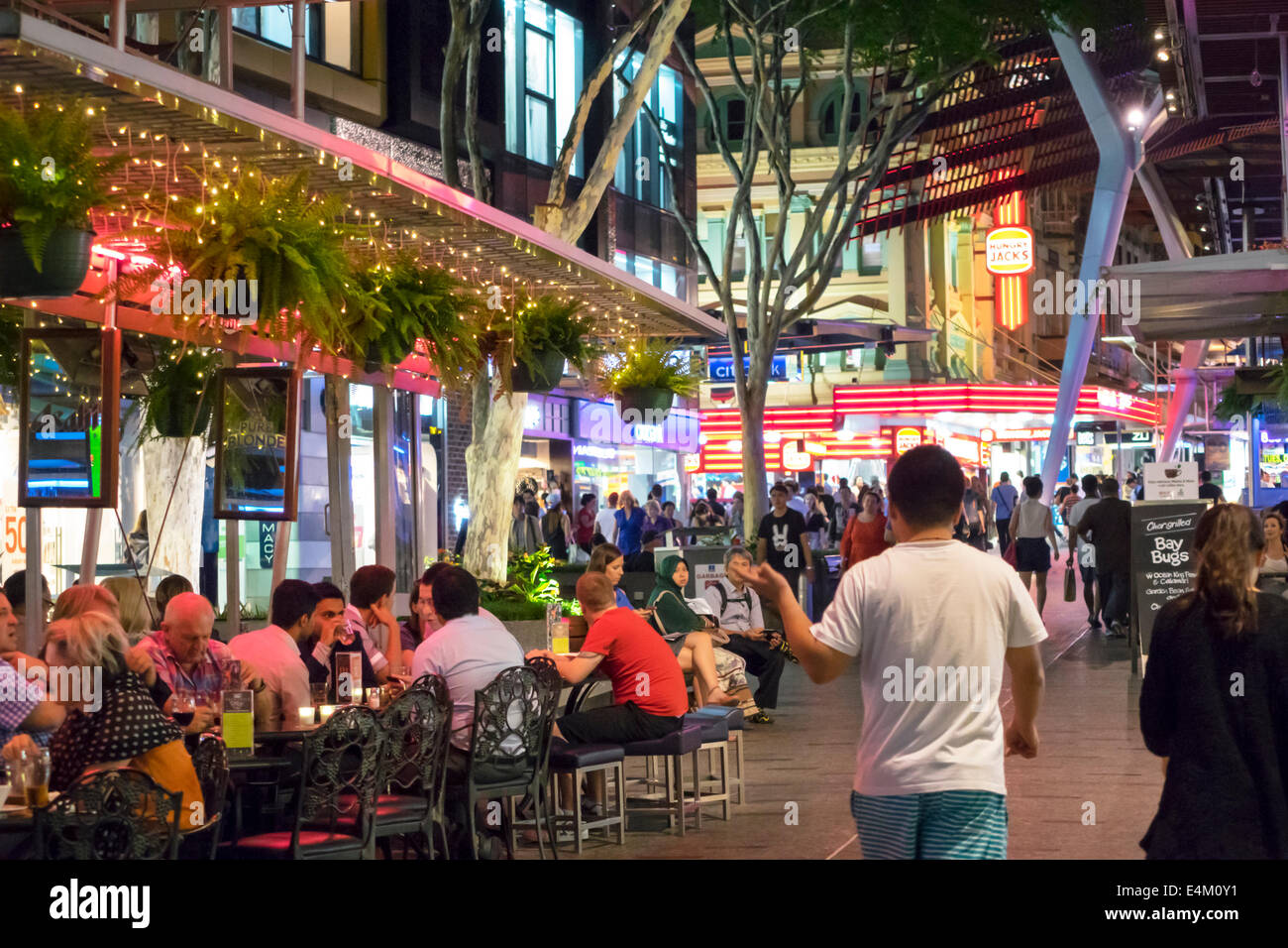 Brisbane Australia, Queen Street Mall, serata notturna, ristoranti, ristoranti, ristoranti, caffè, al fresco marciapiede fuori tavoli, shopping shopper sh Foto Stock