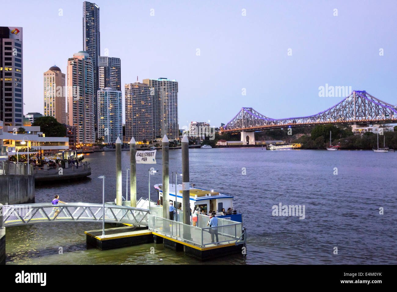 Brisbane Australia, Brisbane River CBD, Eagle Street Pier, traghetto, fermata, TransLink, Story Bridge, passeggeri, passeggeri, motociclisti, passeggeri, imbarco, AU14031513 Foto Stock