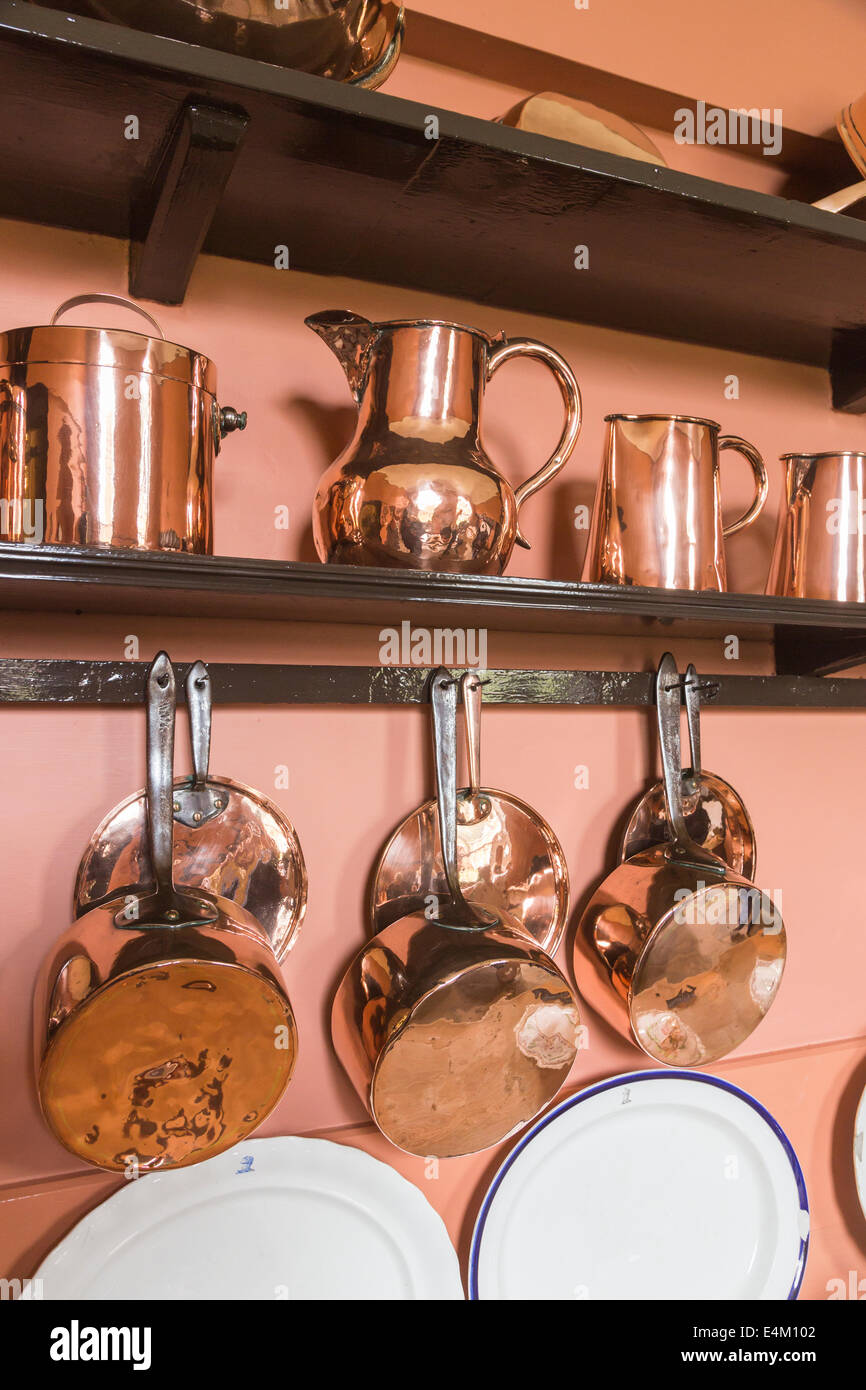 Rame lucido utensili da cucina, brocche, pentole e padelle visualizzati in  cucina a Felbrigg Hall, Norfolk, Regno Unito Foto stock - Alamy