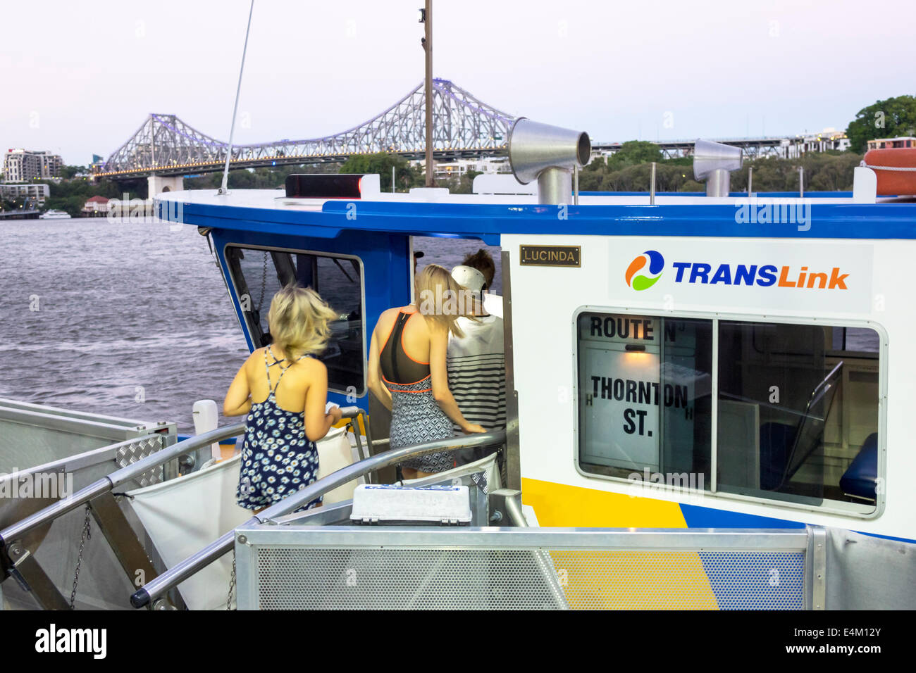 Brisbane Australia, Brisbane River CBD, Eagle Street Pier, traghetto, fermata, TransLink, Story Bridge, passeggeri, passeggeri, motociclisti, passeggeri, imbarco, donna fema Foto Stock
