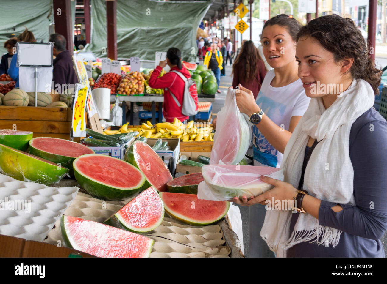 Melbourne Australia,Queen Victoria Market,venditore venditori bancarelle stand mercato stand, acquirente acquisto vendere,vendita,transazione pagamento paga bu Foto Stock
