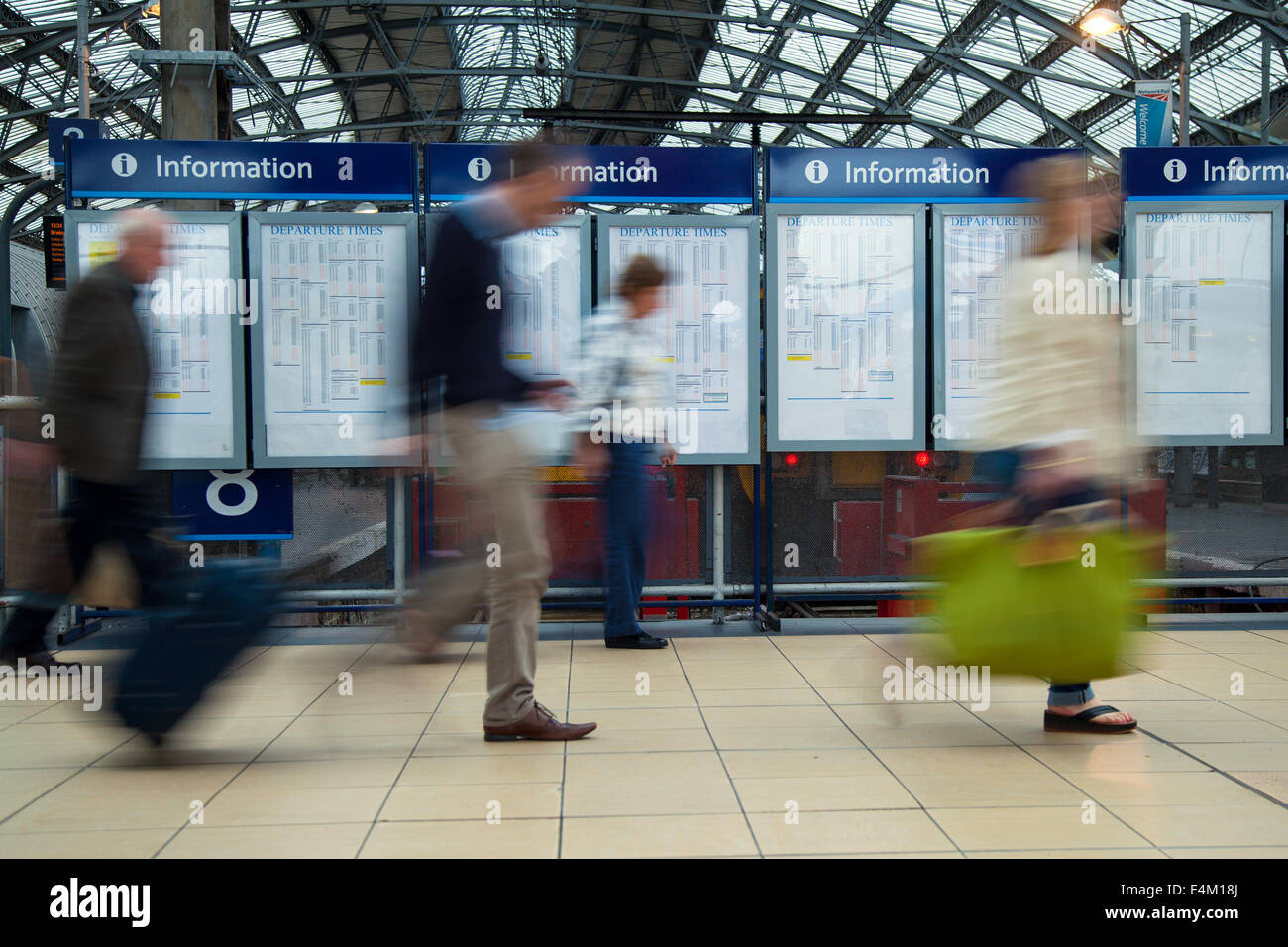 Stazione ferroviaria di Liverpool Lime Street. Merseyside, Regno Unito. Al di fuori della messa a fuoco di pendolari, affollato treno piattaforma una stazione occupata con gli arrivi per aprire il golf. È aumentato il traffico di passeggeri con bagagli e valigie è stato segnalato come i visitatori di Liverpool e Wirral arrivano a fare i collegamenti. Foto Stock