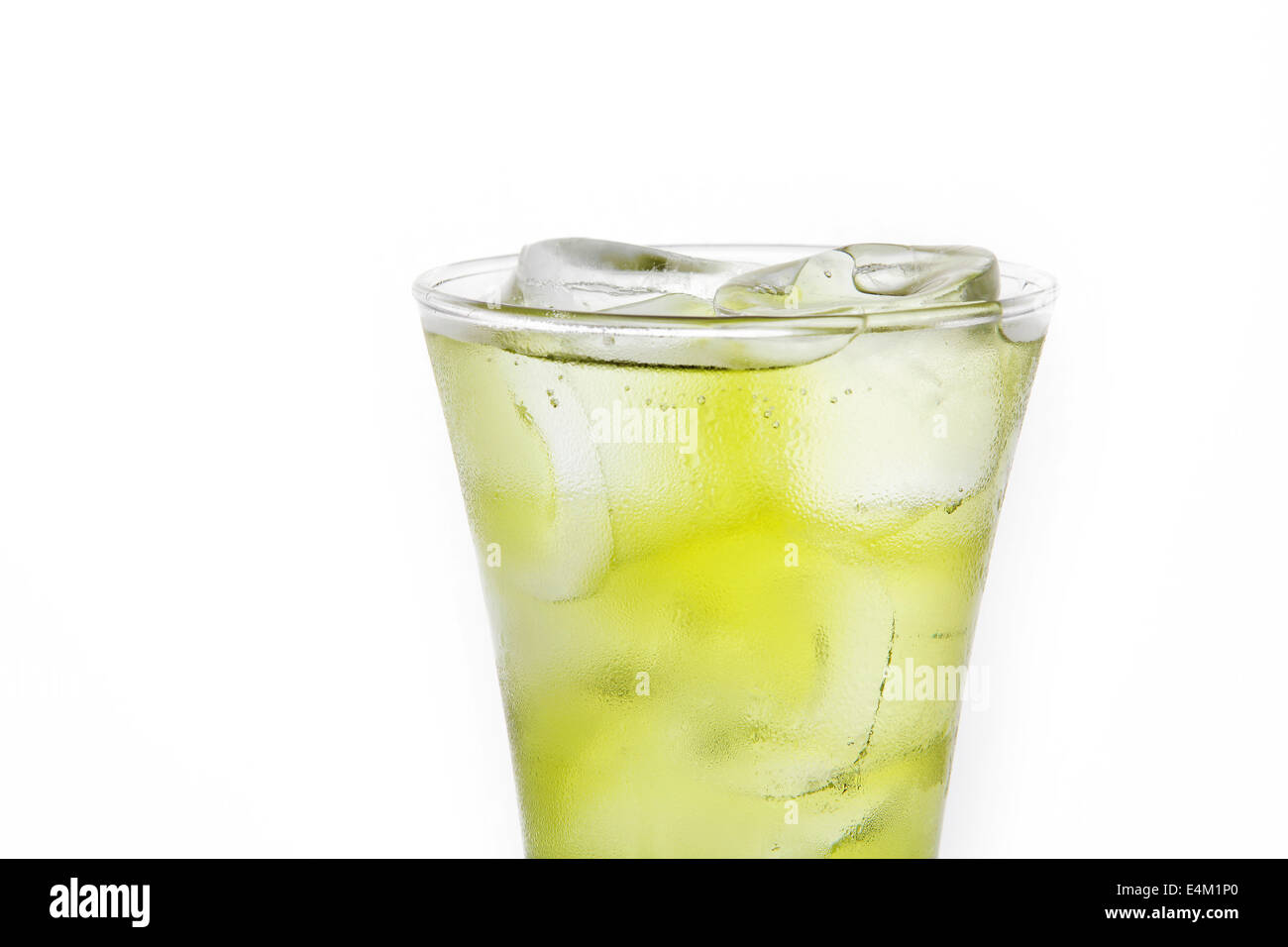 Una tazza di iced drink giallo Foto Stock