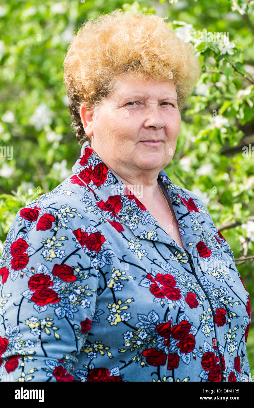 Donna anziana in un giardino di primavera Foto Stock