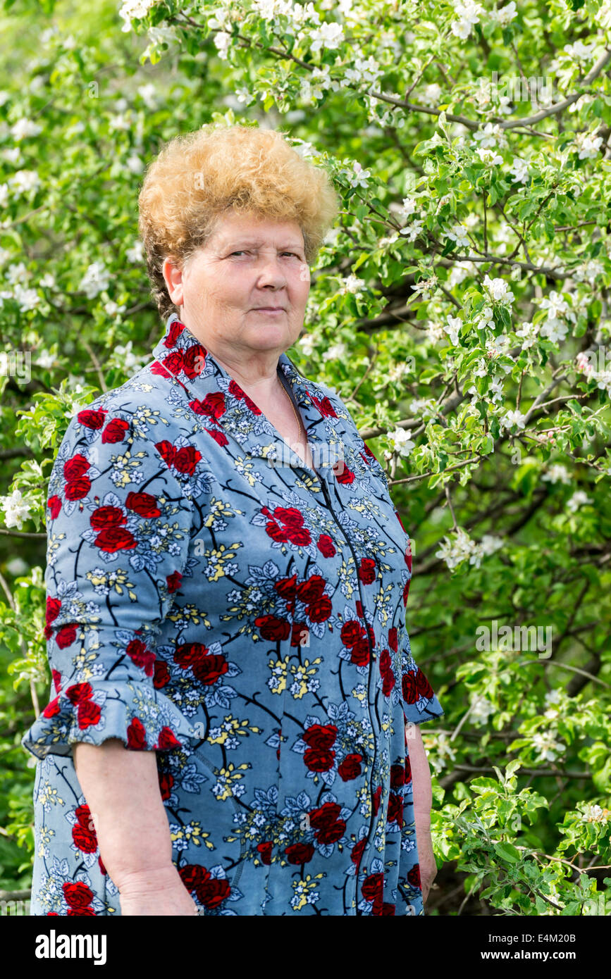 Donna anziana in un giardino di primavera Foto Stock