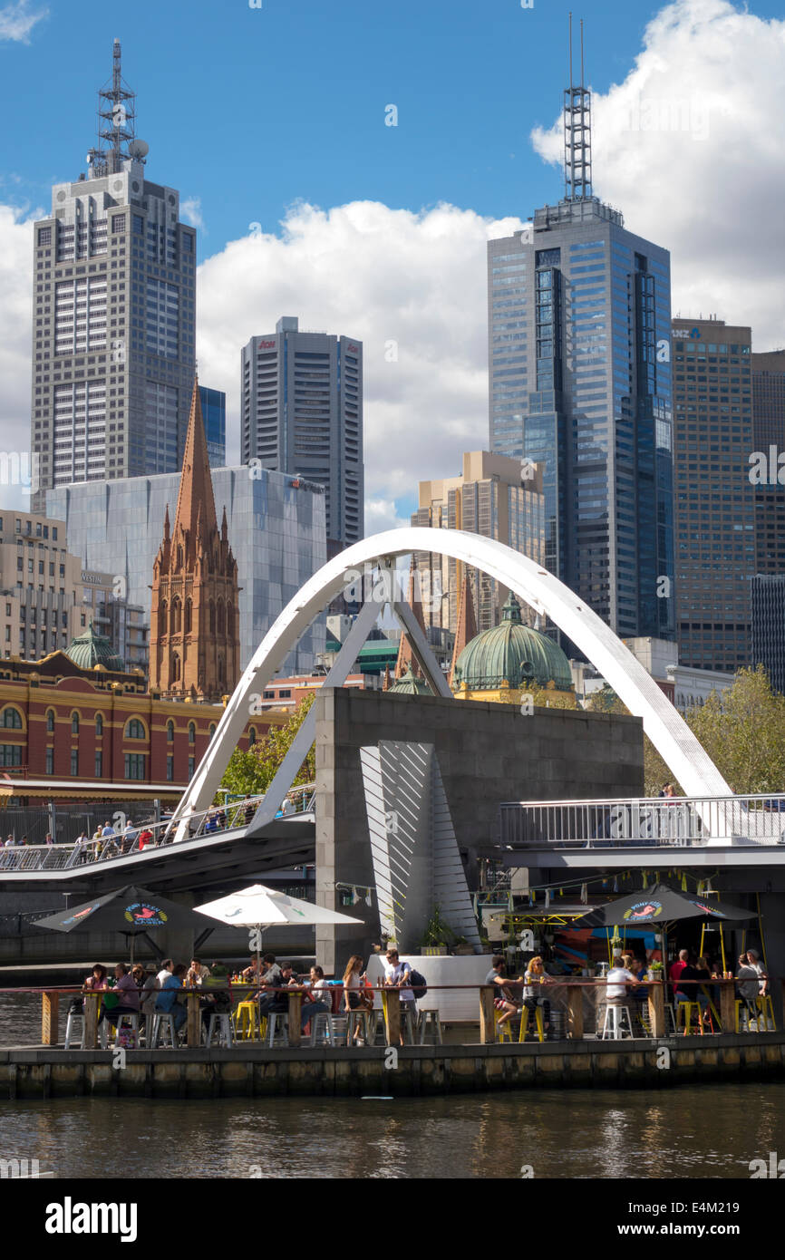 Melbourne Australia, Yarra River, grattacieli grattacieli in alto edifici, grattacieli, Southbank Footbridge, Ponyfish Isls Foto Stock