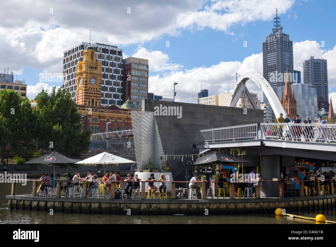 Melbourne Australia, Yarra River, grattacieli grattacieli in alto edifici, grattacieli, Southbank Footbridge, Ponyfish Isls Foto Stock