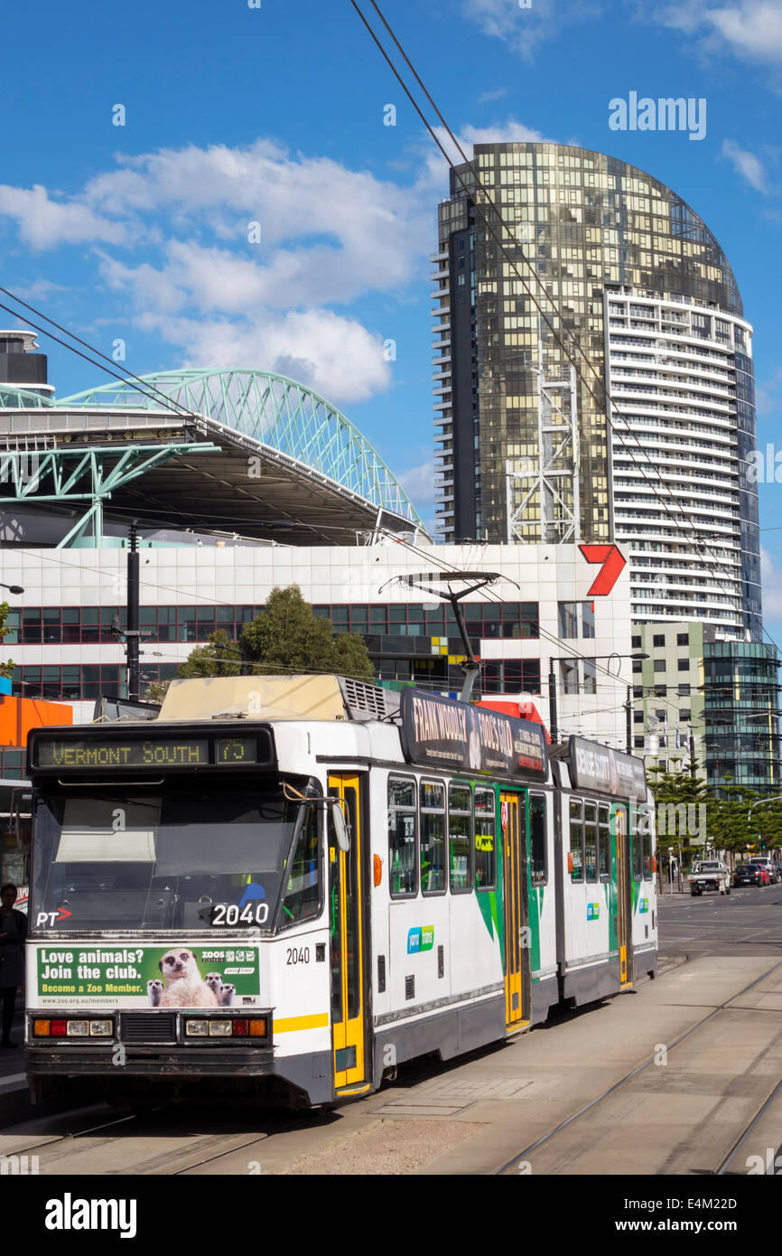 Melbourne Australia, Docklands, Harbour Esplanade, tram Yarra, tram, tram, tram, Etihad Stadium, Watergate, alto edificio, condominio appartamento residenziale Foto Stock