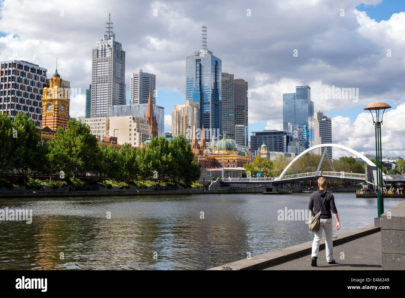 Melbourne Australia,Yarra River,grattacieli grattacieli grattacieli edifici edifici,grattacieli,Southbank Promenade,passerella,uomo maschio, Foto Stock