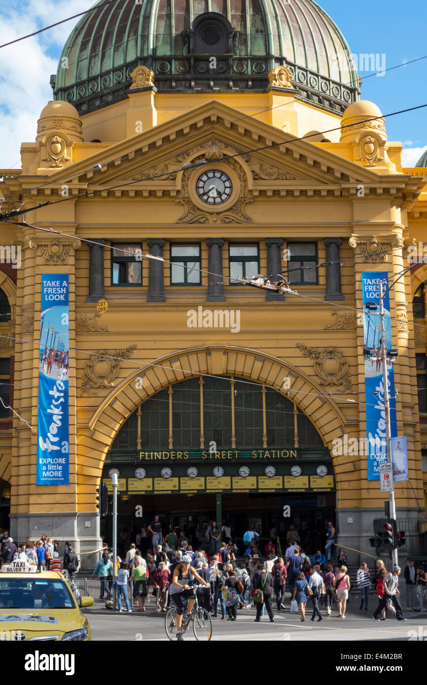 Melbourne Australia, Victoria CBD Central Business, quartiere, stazione di Flinders Street, Metro Trains Rail Network, treno, trasporti pubblici, di fronte, ingresso Foto Stock