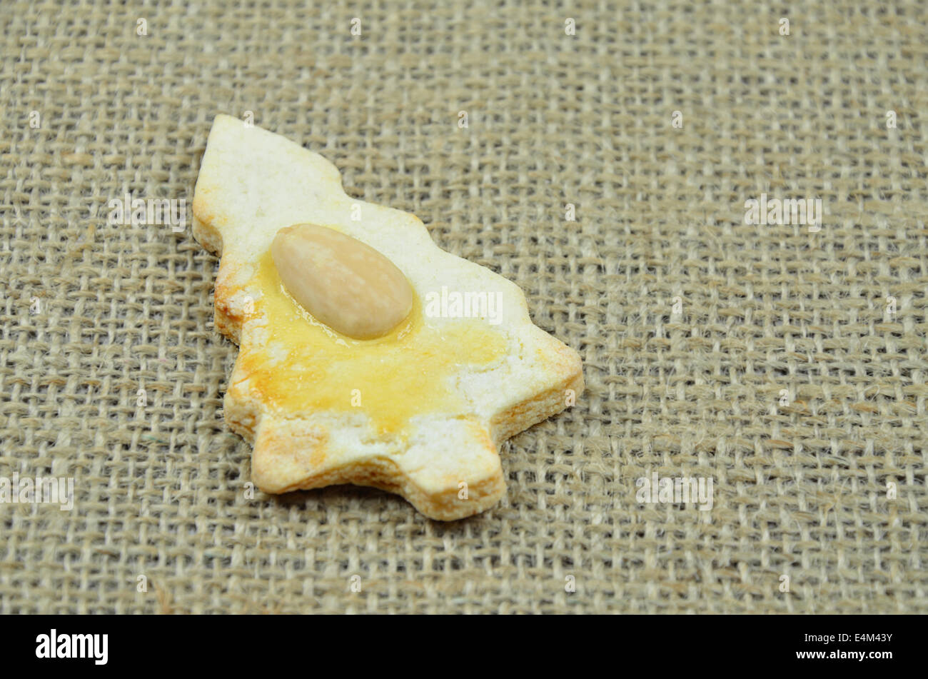 Biscotti di Natale, casa cotto al forno, con mandorla su tela, close up Foto Stock