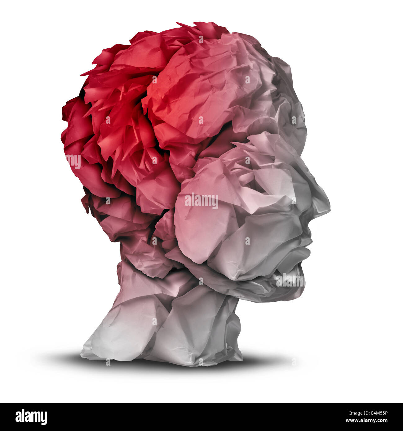 Lesione alla testa e una lesione traumatica al cervello incidente di medico e di assistenza in materia di salute mentale concetto con un gruppo di accartocciata della carta da ufficio è conformato come una mente umana con la rossa area evidenziata come un simbolo di trauma problema. Foto Stock