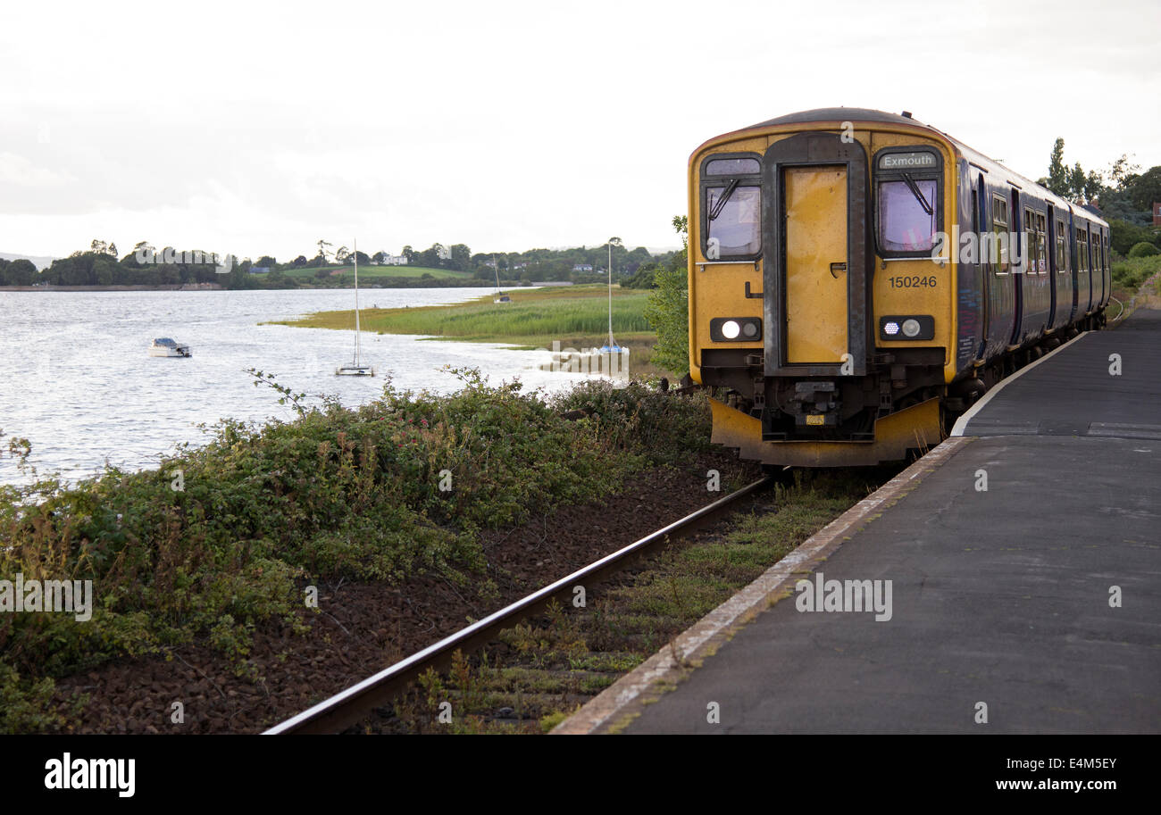 Primo grande Western treni passeggeri operanti sull'avocetta linea alla stazione di Exton lungo il fiume Exe nel Devon England Regno Unito Foto Stock