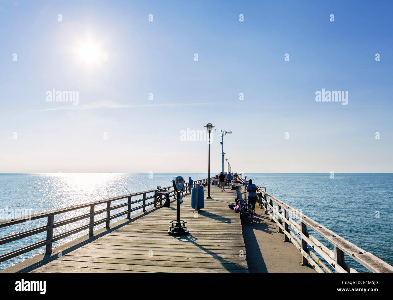 La pesca del molo sul mare Isola di gabbiano, una parte del 23 miglio lungo la Chesapeake Bay Bridge-Tunnel, vicino a Virginia Beach, Virginia, Stati Uniti d'America Foto Stock